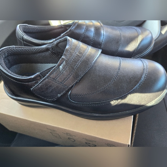 Orthofeet women's leather shoes size 7 wide - Picture 3 of 8